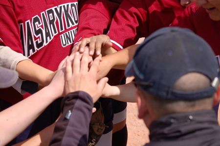 Softbalistky Masarykovy univerzity si dodávají odvahu před finálovým zápasem s UK Praha. Nakonec si odnesly stříbrnou medaili. Softbalistky Masarykovy univerzity si dodávají odvahu před finálovým zápasem s UK Praha. Nakonec si odnesly stříbrnou medaili.